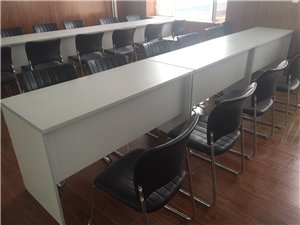 吉辉汽贸出售办公桌